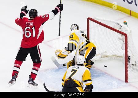 23 mai 2017 : les sénateurs d’Ottawa Mark Stone (61 ans) célèbrent après que les sénateurs d’Ottawa Bobby Ryan (9 ans) (non représenté) ont marqué un but de deuxième période lors du match éliminatoire de la LNH entre les Penguins de Pittsburgh et les sénateurs d’Ottawa au Centre Canadian Tire à Ottawa, Canada. Daniel Lea/CSM(image de crédit : &copy ; Daniel Lea/CSM via ZUMA Wire) Banque D'Images