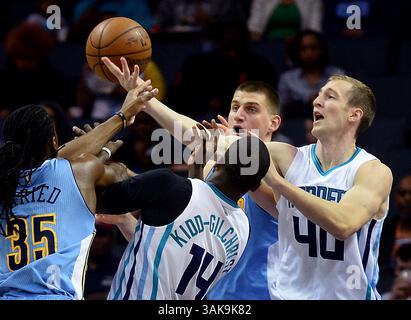 31 mars 2017 - Charlotte, NC, USA - Cody Zeller des Charlotte Hornets, à droite, est le premier à rebondir devant Nikola Jokic et Kenneth Faried des Denver Nuggets (35) et son coéquipier Michael Kidd-Gilchrist (14) le vendredi 31 mars 2017, au Spectrum Center de Charlotte, Caroline du Nord (crédit image : © Jeff Siner/TNS via ZUMA Wire) Banque D'Images