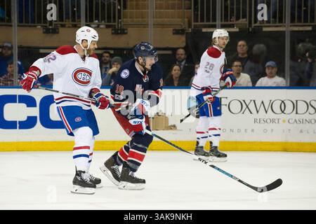 04 mars 2017 : L'aile gauche des Rangers de New York J.T. Miller (10) tente de rire du centre des Canadiens de Montréal Steve Ott (92) tente de l'entraîner dans un combat tard dans le match entre les Rangers de New York et les Canadiens de Montréal au Madison Square Garden à Manhattan, New York. Les Canadiens de Montréal battent les Rangers de New York 4-1. Crédit obligatoire : Kostas Lymperopoulos/CSM (crédit image : &copy ; Kostas Lymperopoulos/CSM via ZUMA Wire) Banque D'Images