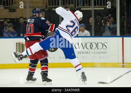 04 mars 2017 : le défenseur des Canadiens de Montréal Jeff Petry (26 ans) remue l'aile gauche des Rangers de New York J.T. Miller (10 ans) dans les derniers instants du match entre les Rangers de New York et les Canadiens de Montréal au Madison Square Garden à Manhattan, New York. Les Canadiens de Montréal battent les Rangers de New York 4-1. Crédit obligatoire : Kostas Lymperopoulos/CSM (crédit image : &copy ; Kostas Lymperopoulos/CSM via ZUMA Wire) Banque D'Images