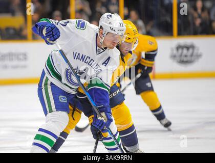 10 janvier 2017 les Nashville Predators ont quitté Austin Watson (51 ans) et les Vancouver Canucks Daniel Sedin (22 ans) se battent pour une position lors d'un match de hockey entre les Vancouver Canuck vs Nashville Predators au Bridgestone Arena de Nashville Tennessee. (Image de crédit : &copy ; Steve Roberts/Cal Sport Media/CSM via ZUMA Wire) Banque D'Images