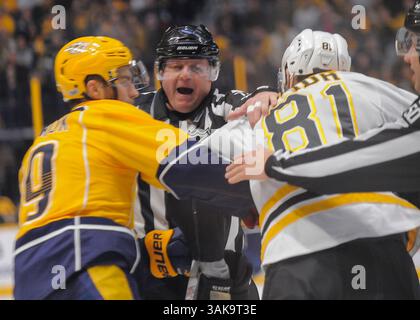 12 janvier 2017 L'arbitre doit séparer l'aile gauche des Nashville Predators Filip Forsberg (9 ans) et l'aile gauche des Boston Bruins Anton Blidh (81 ans) lors d'un match de hockey entre les Boston Bruins vs Nashville Predators au Bridgestone Arena à Nashville Tennessee. (Image de crédit : &copy ; Steve Roberts/Cal Sport Media/CSM via ZUMA Wire) Banque D'Images