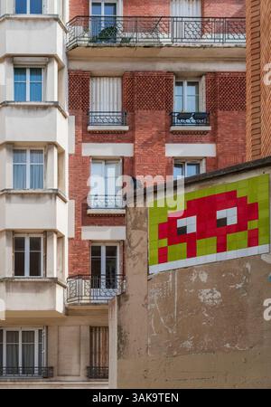 Paris, France - 04 20 2025 : mosaïque de Street art sur un mur Banque D'Images