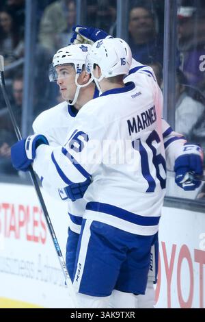2 mars 2017 : le centre des Maple Leafs de Toronto Tyler Bozak #42 célèbre son premier but de période avec le centre des Maple Leafs de Toronto Mitchell Marner #16 dans la première période du match entre les Maple Leafs de Toronto et les Kings de Los Angeles, Staples Center à Los Angeles, CA(crédit image : &copy ; Peter Joneleit/CSM via ZUMA Wire) Banque D'Images
