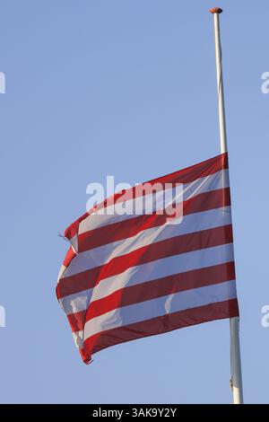 Rotterdam, pays-Bas. 12 avril 2025. ROTTERDAM, 12-04-25, Stadium het Kasteel, eredivisie néerlandaise, saison 2024/2025, Sparta Rotterdam - Heerenveen, drapeau Half Mast crédit : Pro Shots/Alamy Live News Banque D'Images