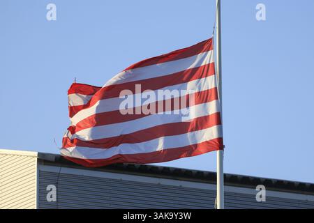 Rotterdam, pays-Bas. 12 avril 2025. ROTTERDAM, 12-04-25, Stadium het Kasteel, eredivisie néerlandaise, saison 2024/2025, Sparta Rotterdam - Heerenveen, drapeau Half Mast crédit : Pro Shots/Alamy Live News Banque D'Images