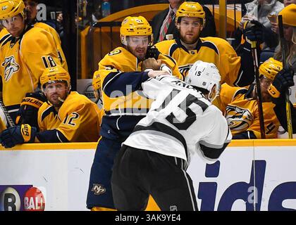 22 décembre 2016 les Nashville Predators ont quitté Austin Watson (51 ans) et les Los Angeles Kings Andy Andreoff (15 ans) ont lancé des coups de poing lors d'un match de hockey entre les Los Angeles Kings vs Nashville Predators au Bridgestone Arena à Nashville Tennessee. Steve Roberts/CSM (image de crédit : &copy ; Steve Roberts/Cal Sport Media/CSM via ZUMA Wire) Banque D'Images