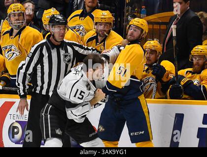 22 décembre 2016 les Nashville Predators ont quitté Austin Watson (51 ans) et les Los Angeles Kings Andy Andreoff (15 ans) ont lancé des coups de poing lors d'un match de hockey entre les Los Angeles Kings vs Nashville Predators au Bridgestone Arena à Nashville Tennessee. Steve Roberts/CSM (image de crédit : &copy ; Steve Roberts/Cal Sport Media/CSM via ZUMA Wire) Banque D'Images