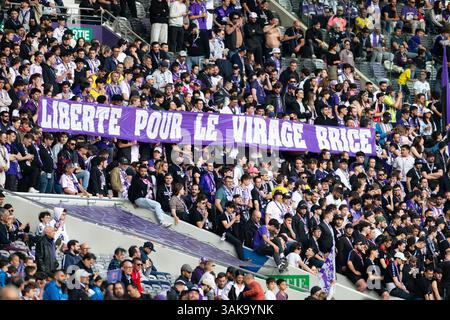 Toulouse, France. 12 avril 2025. Fans de Toulouse lors du match de football de Ligue 1 entre Toulouse FC et LOSC Lille le 12 avril 2025 au stade de Toulouse, France - photo Nathan Barange/DPPI crédit : DPPI Media/Alamy Live News Banque D'Images