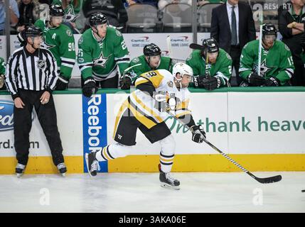 28 février 2017.le défenseur des Penguins de Pittsburgh Brian Dumoulin (8). Entre les Penguins de Pittsburgh et les Stars de Dallas au American Airlines Center de Dallas Texas..Manny Flores/Cal Sport Media Banque D'Images