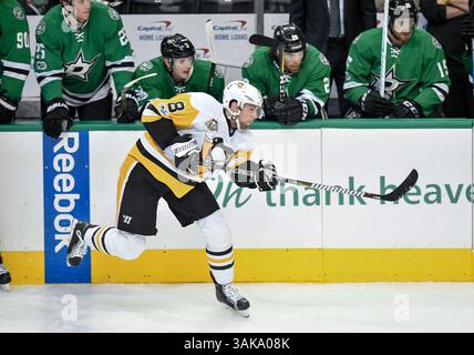 28 février 2017.le défenseur des Penguins de Pittsburgh Brian Dumoulin (8). Entre les Penguins de Pittsburgh et les Stars de Dallas au American Airlines Center de Dallas Texas..Manny Flores/Cal Sport Media Banque D'Images