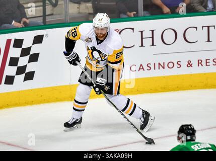 28 février 2017.le défenseur des Penguins de Pittsburgh Ian Cole (28) avec la rondelle lors d'un match entre les Penguins de Pittsburgh et les Stars de Dallas au American Airlines Center de Dallas Texas..Manny Flores/Cal Sport Media Banque D'Images