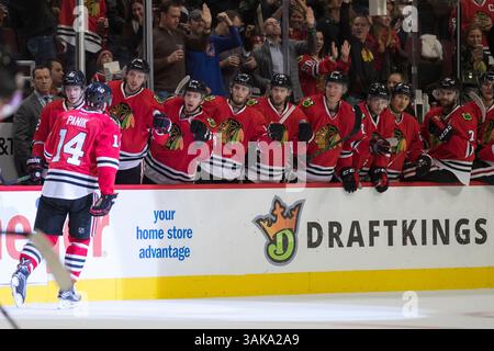 22 octobre 2016 : Chicago, Illinois, États-Unis - Blackhawk #14 Richard Panik passe devant le banc pour célébrer son but lors du match de la Ligue nationale de hockey entre les Blackhawks de Chicago et les Maple Leafs de Toronto au United Center à Chicago, il. (Image de crédit : &copy ; Mike Wulf/CSM via ZUMA Wire) Banque D'Images