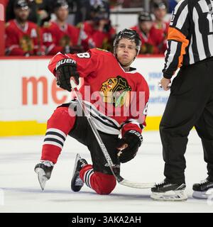 22 octobre 2016 : Chicago, Illinois, États-Unis - Blackhawk #88 Patrick Kane est un peu lent à se lever après un coup lors du match de la Ligue nationale de hockey entre les Blackhawks de Chicago et les Maple Leafs de Toronto au United Center à Chicago, il. (Image de crédit : &copy ; Mike Wulf/CSM via ZUMA Wire) Banque D'Images