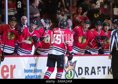 22 octobre 2016 : Chicago, Illinois, États-Unis - Blackhawk #15 Artem Anisimov patine devant le banc pour célébrer son but lors du match de la Ligue nationale de hockey entre les Blackhawks de Chicago et les Maple Leafs de Toronto au United Center à Chicago, il. (Image de crédit : &copy ; Mike Wulf/CSM via ZUMA Wire) Banque D'Images