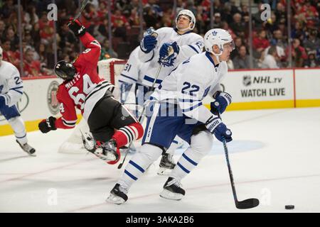 22 octobre 2016 : Chicago, Illinois, États-Unis - Blackhawk #64 Tyler Motte rencontre Maple Leaf #46 Roman Polak alors que Nikita Zaitsev #22 patine avec la rondelle lors du match de la Ligue nationale de hockey entre les Blackhawks de Chicago et les Maple Leafs de Toronto au United Center à Chicago, il. (Image de crédit : &copy ; Mike Wulf/CSM via ZUMA Wire) Banque D'Images