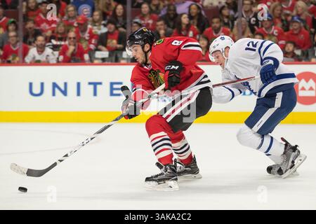 22 octobre 2016 : Chicago, Illinois, États-Unis - Nick Schmaltz, Blackhawk #8, est poursuivi par Stephane Robidas, Maple Leaf #12, lors du match de la Ligue nationale de hockey entre les Blackhawks de Chicago et les Maple Leafs de Toronto au United Center à Chicago, il. (Image de crédit : &copy ; Mike Wulf/CSM via ZUMA Wire) Banque D'Images