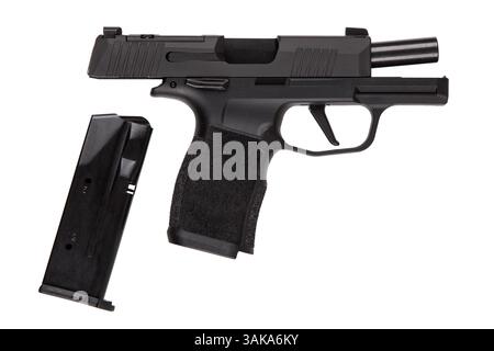 Pistolet noir compact avec canon exposé et chargeur détaché, isolé sur fond blanc, concept d'entretien ou de rechargement d'armes à feu Banque D'Images