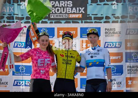 Lincoln, Royaume-Uni. 12 avril 2025. Paris Roubaix femmes 2025 Pauline Ferrand-Prévot (Visma-Lease a Bike) est la première française à remporter Paris-Roubaix femmes. Deuxième place Letizia Borghesi (EF Education-Oatly) troisième place Lorena Wiebes (SD Worx-ProTime) crédit : Phil Crow/Alamy Live News Banque D'Images