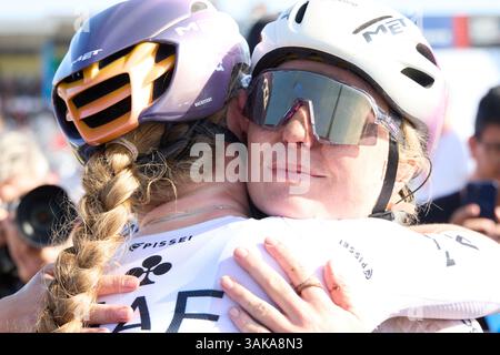 Lincoln, Royaume-Uni. 12 avril 2025. Paris Roubaix femmes 2025 cette photo Elynor Backstedt Pauline Ferrand-Prvot (Visma-Lease a Bike) est la première française à remporter Paris-Roubaix femmes. Deuxième place Letizia Borghesi (EF Education-Oatly) troisième place Lorena Wiebes (SD Worx-ProTime) crédit : Phil Crow/Alamy Live News Banque D'Images
