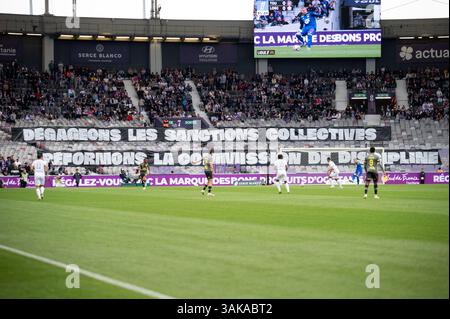 Toulouse, France. 12 avril 2025. Fans de Toulouse lors du match de football de Ligue 1 entre Toulouse FC et LOSC Lille le 12 avril 2025 au stade de Toulouse, France - photo Nathan Barange/DPPI crédit : DPPI Media/Alamy Live News Banque D'Images