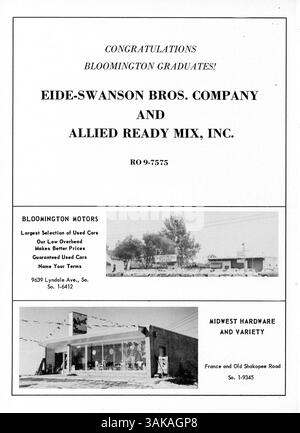 Le Bloomington High Yearbook 1954, connu sous le nom de Bloomington Bear 54, capture les événements, l'athlétisme, les étudiants, les enseignants, et des activités parascolaires de l'année scolaire 1953-1954. Banque D'Images