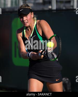 20 mars 2017 : Sofya Zhuk, de Russie, retourne un tir à Taylor Townsend, des États-Unis, lors d'un match de qualification à l'Open de Miami 2017 présenté par le tournoi de tennis professionnel Itau, joué au Crandon Park Tennis Center à Key Biscayne, Floride, États-Unis. Mario Houben/CSM(image de crédit : &copy ; Mario Houben/CSM via ZUMA Wire) Banque D'Images