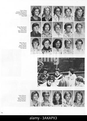 L'édition 1977 de Park Center High's Pirate Yearbook, Vol. VI : trésors, fournit un dossier complet de l'année scolaire 1972-1973, capturant des moments des classes, des clubs, de l'athlétisme et des activités scolaires. Banque D'Images