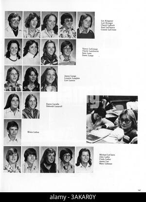 Le Pirate Vol. de 1977 VI : Treasures' Yearbook offre un compte rendu détaillé des élèves, des enseignants, des clubs, de l'athlétisme et d'autres événements scolaires importants de Park Center High au cours de l'année scolaire 1972-1973. Banque D'Images