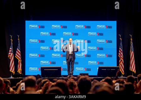 12 mars 2017 - Miami, Floride, États-Unis - ANTHONY ROMERO, directeur exécutif de l'American civil Liberties Union, s'exprime devant une foule de plus de 2000 personnes au Watsco Center de l'Université de Miami à Miami lors de la réunion de formation de résistance et d'Assemblée générale de l'ACLU (crédit image : © Orit Ben-Ezzer/ZUMA Wire/ZUMAPRESS.com) Banque D'Images