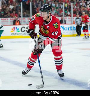 12 mars 2017 : Chicago, Illinois, États-Unis - Blackhawk #19 Jonathan Toews en action lors du match de la Ligue nationale de hockey entre les Blackhawks de Chicago et le Wild du Minnesota au United Center à Chicago, il. (Image de crédit : &copy ; Mike Wulf/CSM via ZUMA Wire) Banque D'Images