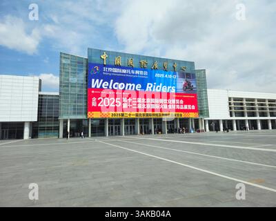Pékin, Chine, 12 avril 2025 — le China International Exhibition Center (Shunyi venue) affiche la bannière « Welcome Riders » alors qu'il accueille l'exposition internationale de la moto de Pékin en 2025, la 12e exposition internationale de l'industrie de la restauration de Pékin, la 12e exposition des ingrédients des hotpots de Pékin et la 21e exposition internationale de la boulangerie et du café de Pékin. Banque D'Images