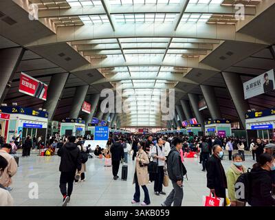 Pékin, Chine, 12 avril 2025 — des passagers bloqués à la gare ferroviaire sud de Pékin alors que des vents violents perturbent les services ferroviaires à grande vitesse et les transports publics dans le nord de la Chine Banque D'Images