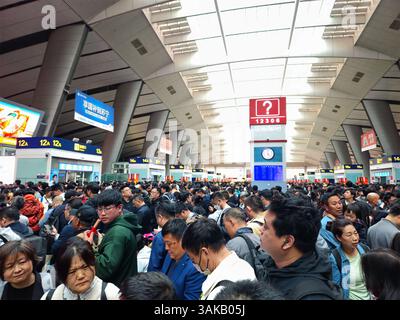 Pékin, Chine, 12 avril 2025 — des passagers bloqués à la gare ferroviaire sud de Pékin alors que des vents violents perturbent les services ferroviaires à grande vitesse et les transports publics dans le nord de la Chine, avec des retards et des annulations massifs ; le bureau de renseignements (12306) est dépassé Banque D'Images