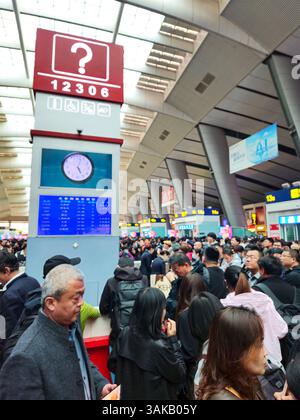 Pékin, Chine, 12 avril 2025 — des passagers bloqués à la gare ferroviaire sud de Pékin alors que des vents violents perturbent les transports publics et provoquent des annulations généralisées des services ferroviaires à grande vitesse dans le nord de la Chine, entraînant une saturation des bureaux de renseignements (12306) Banque D'Images