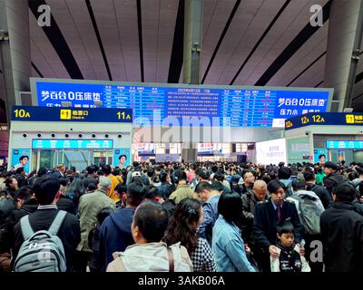 Pékin, Chine, 12 avril 2025 — le chaos à la gare du Sud de Pékin alors que les vents violents dans le nord de la Chine causent des perturbations généralisées, avec des services ferroviaires à grande vitesse gravement retardés ou annulés, bloquant des milliers de passagers dans le hall des départs Banque D'Images