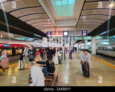 Pékin, Chine, 12 avril 2025 — scène de quai très fréquentée à la gare ferroviaire sud de Pékin alors que les départs de train à grande vitesse se poursuivent dans le cadre des opérations de routine Banque D'Images
