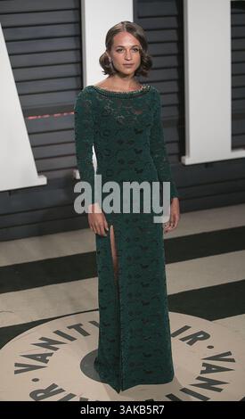 27 février 2017 - Beverly Hills, Californie, U. S - Alicia Vikander sur le tapis rouge à la Vanity Fair Oscar Party 2017 qui s'est tenue au Wallis Annenberg Center à Beverly Hills, Californie, le dimanche 26 février 2017. (Crédit image : © Prensa Internacional via ZUMA Wire) Banque D'Images