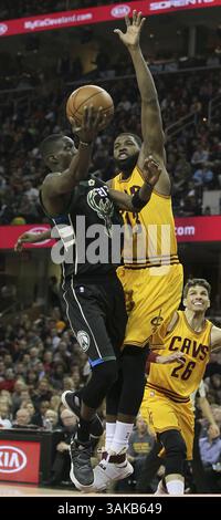 27 février 2017 - Cleveland, OH, États-Unis - Tony Snell, à gauche, de Milwaukee Bucks, tire alors que Tristan Thompson des cavaliers de Cleveland tente de bloquer dans le deuxième quart-temps le lundi 27 février 2017 à Quicken Loan Arena à Cleveland, Ohio. (Crédit image : © Mike Cardew/TNS via ZUMA Wire) Banque D'Images