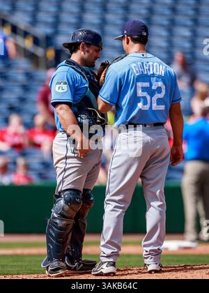 27 février 2017 - Clearwater, Floride, États-Unis- Ryan Garton (52), lanceur de secours des Rays de Tampa Bay, et Michael McKenry (9), receveur des Rays de Tampa Bay, au Spectrum Field. Del Mecum/CSM(image de crédit : &copy ; Del Mecum/CSM via ZUMA Wire) Banque D'Images