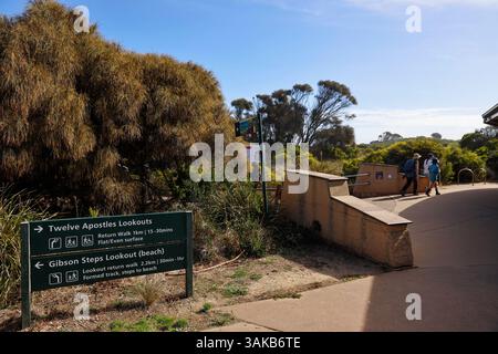 Princetown, État de Victoria, Australie. 12 avril 2025. Les gens visitent les douze Apôtres, un site côtier populaire. Les douze Apôtres, situés le long de la Great Ocean Road dans le Victoria, sont l'un des monuments naturels les plus emblématiques d'Australie. Ces empilements de calcaire ont été formés par l'érosion de l'océan Austral, se dressant comme des formations spectaculaires contre le littoral. Malgré leur nom, seulement huit restent debout aujourd'hui, attirant des millions de touristes chaque année. (Crédit image : © Ye Myo Khant/SOPA images via ZUMA Press Wire) USAGE ÉDITORIAL SEULEMENT ! Non destiné à UN USAGE commercial ! Banque D'Images