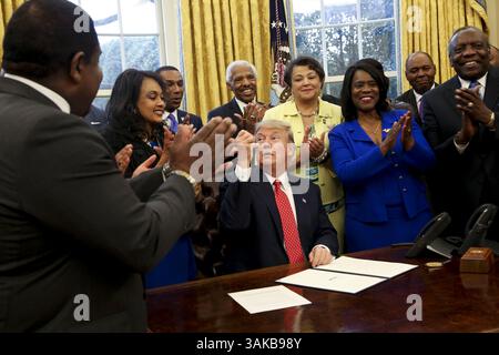 28 février 2017 - Washington, District of Columbia, États-Unis d'Amérique - le président des États-Unis Donald Trump donne un stylo après avoir signé le décret exécutif de HBCU pour soutenir les collèges et universités noires dans le Bureau ovale de la Maison Blanche, le 28 février 2017. . Crédit : Aude Guerrucci / piscine via CNP (crédit image : © Aude Guerrucci/CNP via ZUMA Wire) Banque D'Images