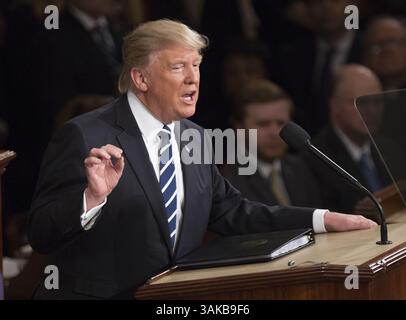 28 février 2017 - Washington, District of Columbia, États-Unis d'Amérique - le président des États-Unis Donald J. Trump prononce son premier discours lors d'une session conjointe du Congrès américain au Capitole des États-Unis à Washington, DC, le 28 février 2017. . Crédit : Chris Kleponis / CNP (crédit image : © Chris Kleponis / CNP via ZUMA Wire) Banque D'Images