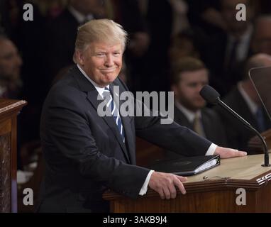 28 février 2017 - Washington, District of Columbia, États-Unis d'Amérique - le président des États-Unis Donald J. Trump prononce son premier discours lors d'une session conjointe du Congrès américain au Capitole des États-Unis à Washington, DC, le 28 février 2017. . Crédit : Chris Kleponis / CNP (crédit image : © Chris Kleponis / CNP via ZUMA Wire) Banque D'Images