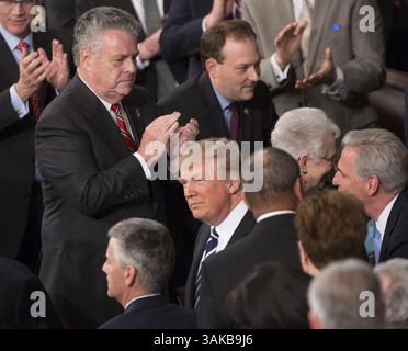 28 février 2017 - Washington, District of Columbia, États-Unis d'Amérique - le président des États-Unis Donald J. Trump arrive pour prendre la parole lors d'une séance conjointe du Congrès au Capitole à Washington, DC, le 28 février 2017. . Crédit : Chris Kleponis / CNP (crédit image : © Chris Kleponis / CNP via ZUMA Wire) Banque D'Images