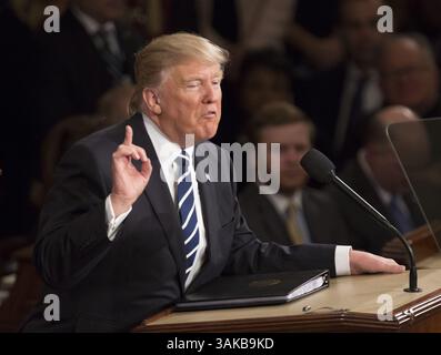 28 février 2017 - Washington, District of Columbia, États-Unis d'Amérique - le président des États-Unis Donald J. Trump prononce son premier discours lors d'une session conjointe du Congrès américain au Capitole des États-Unis à Washington, DC, le 28 février 2017. . Crédit : Chris Kleponis / CNP (crédit image : © Chris Kleponis / CNP via ZUMA Wire) Banque D'Images