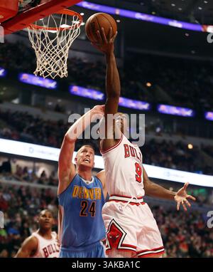 28 février 2017 - Chicago, il, États-Unis - le garde des Bulls de Chicago Rajon Rondo (9) lance un tir alors que le centre Denver Nuggets Mason Plumlee (24) défend pendant la première mi-temps le mardi 28 février 2017 au United Center de Chicago, Illl. (Crédit image : © Terrence Antonio James/TNS via ZUMA Wire) Banque D'Images