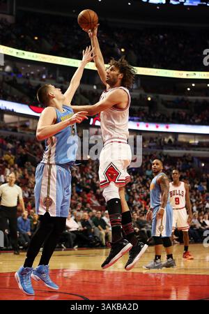 28 février 2017 - Chicago, il, États-Unis - le centre Chicago Bulls Robin Lopez (8) lance un tir sur l'attaquant des Nuggets de Denver Nikola Jokic (15) pendant la première mi-temps le mardi 28 février 2017 au United Center de Chicago, Ill. (crédit image : © Terrence Antonio James/TNS via ZUMA Wire) Banque D'Images