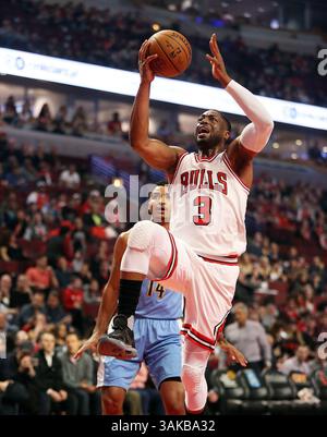 28 février 2017 - Chicago, il, États-Unis - le garde des Bulls de Chicago Dwyane Wade (3) tire alors que le garde des Nuggets de Denver Gary Harris (14) regarde pendant la première mi-temps le mardi 28 février 2017 au United Center à Chicago, Ill. (crédit image : © Terrence Antonio James/TNS via ZUMA Wire) Banque D'Images