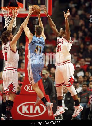 28 février 2017 - Chicago, il, États-Unis - le centre des Chicago Bulls Robin Lopez (8) et l'attaquant Jimmy Butler (21) défendent contre l'attaquant des Nuggets de Denver Juancho Hernangomez (41) lors de la première mi-temps le mardi 28 février 2017 au United Center de Chicago, Illl. (crédit image : © Terrence Antonio James/TNS via ZUMA Wire) Banque D'Images
